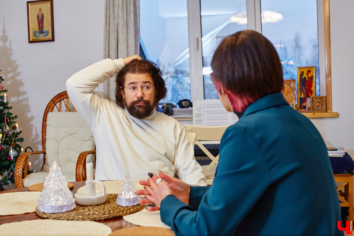 Из Парижа переехать в деревенский домик под Владимиром. Композитор и музыкант Николя Челоро считает такой поворот судьбы волей провидения. Как живется французу в российской глубинке? И в чем маэстро черпает вдохновение? Об этом и поговорили с Николя.