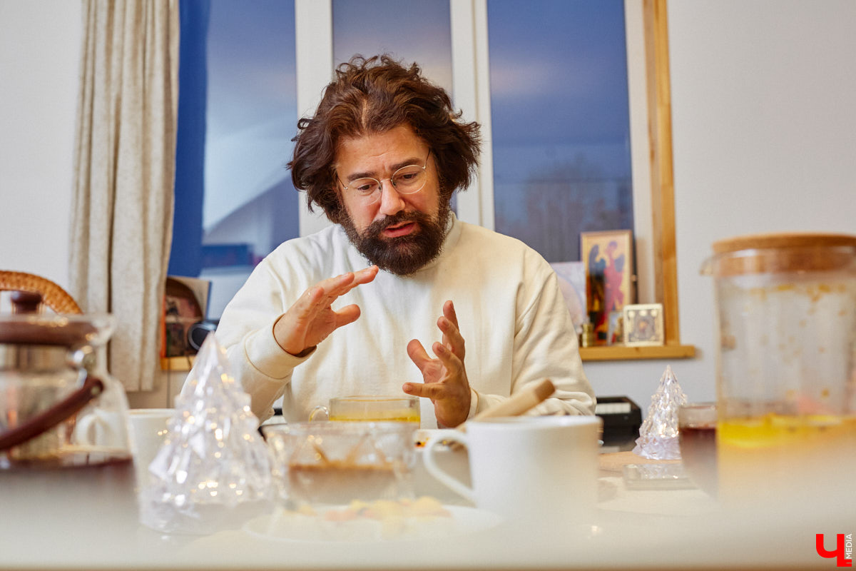 Из Парижа переехать в деревенский домик под Владимиром. Композитор и музыкант Николя Челоро считает такой поворот судьбы волей провидения. Как живется французу в российской глубинке? И в чем маэстро черпает вдохновение? Об этом и поговорили с Николя.