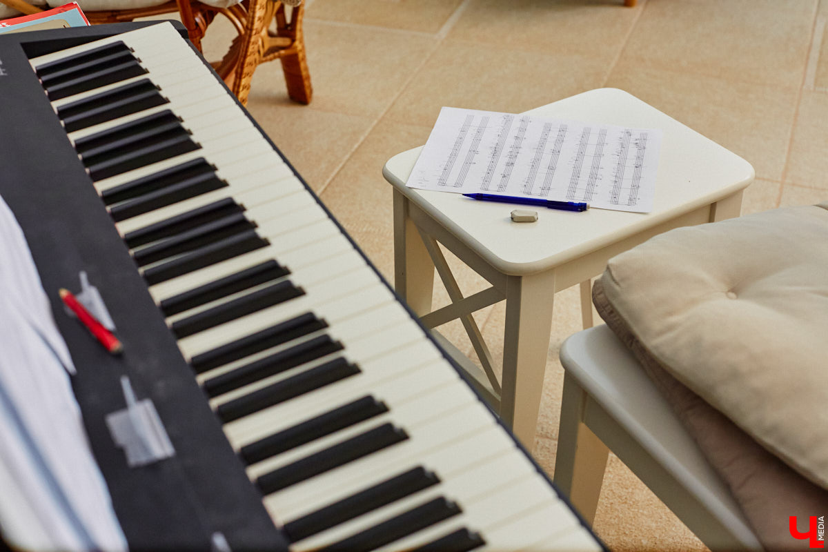 Из Парижа переехать в деревенский домик под Владимиром. Композитор и музыкант Николя Челоро считает такой поворот судьбы волей провидения. Как живется французу в российской глубинке? И в чем маэстро черпает вдохновение? Об этом и поговорили с Николя.