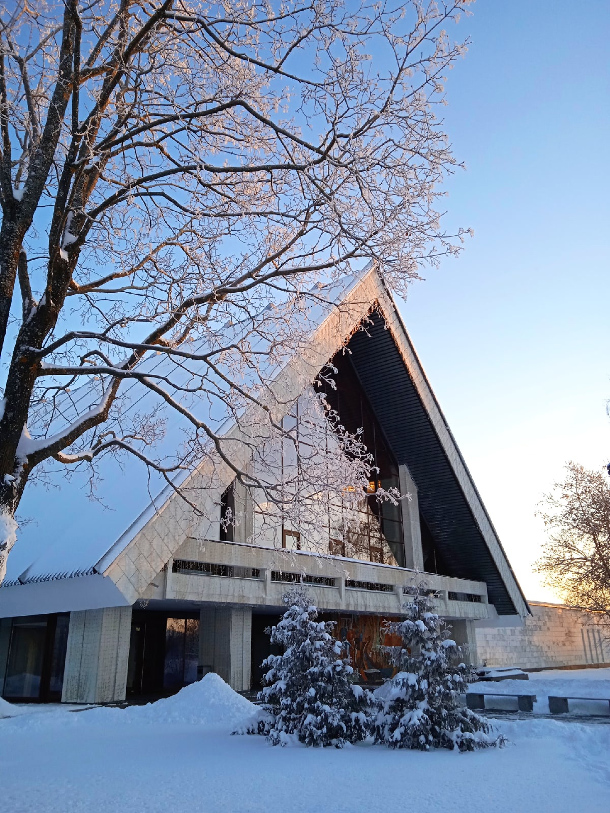 За первые дни нового года видео блогера из Владимира собрало более 50 тысяч просмотров в соцсетях, тысячи лайков и комментариев. Первый выпуск своего блога «Из точки в точку» Дарья Ермолина посвятила истории крупнейшего туристического объекта времен СССР и съемкам фильма «Чародеи», которые проходили на его территории.