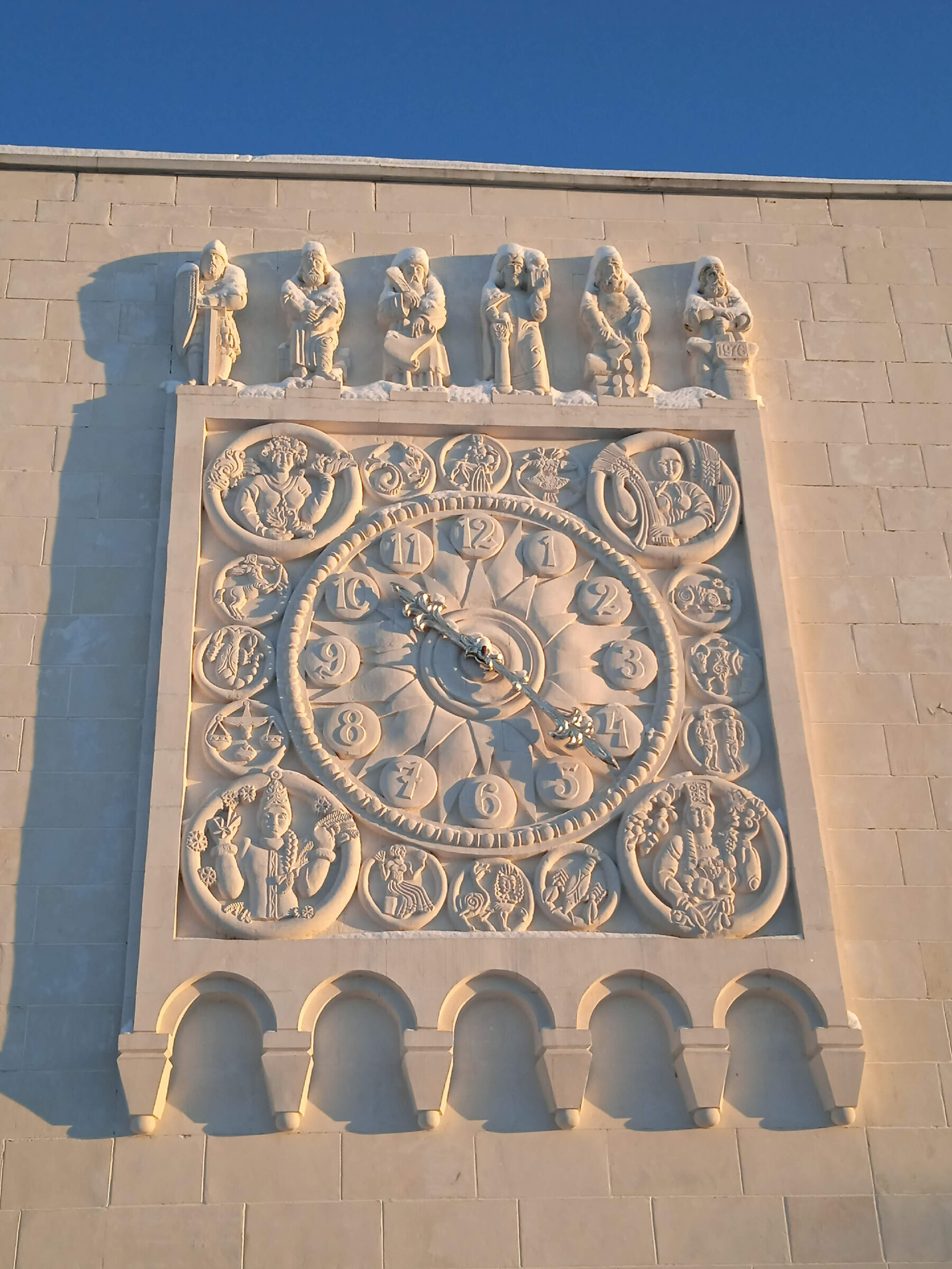 За первые дни нового года видео блогера из Владимира собрало более 50 тысяч просмотров в соцсетях, тысячи лайков и комментариев. Первый выпуск своего блога «Из точки в точку» Дарья Ермолина посвятила истории крупнейшего туристического объекта времен СССР и съемкам фильма «Чародеи», которые проходили на его территории.