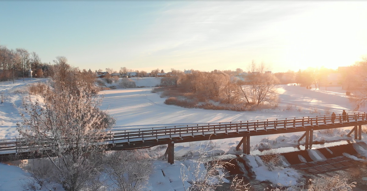 За первые дни нового года видео блогера из Владимира собрало более 50 тысяч просмотров в соцсетях, тысячи лайков и комментариев. Первый выпуск своего блога «Из точки в точку» Дарья Ермолина посвятила истории крупнейшего туристического объекта времен СССР и съемкам фильма «Чародеи», которые проходили на его территории.