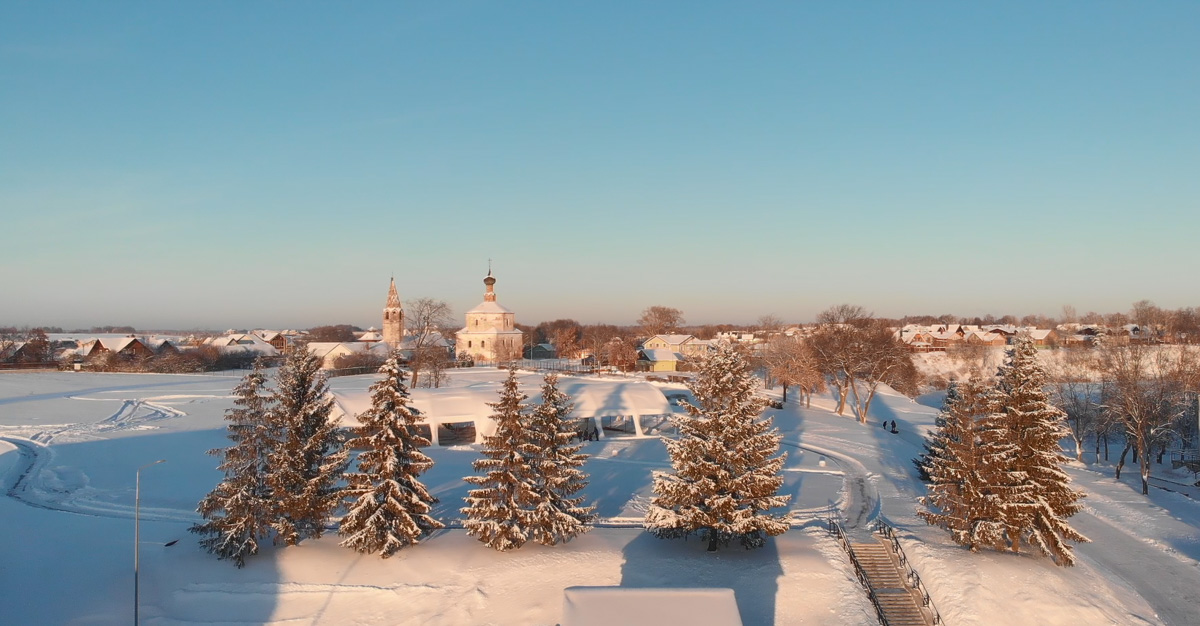 За первые дни нового года видео блогера из Владимира собрало более 50 тысяч просмотров в соцсетях, тысячи лайков и комментариев. Первый выпуск своего блога «Из точки в точку» Дарья Ермолина посвятила истории крупнейшего туристического объекта времен СССР и съемкам фильма «Чародеи», которые проходили на его территории.