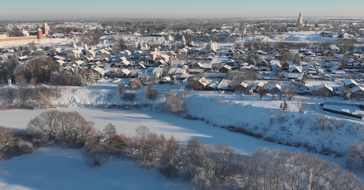 За первые дни нового года видео блогера из Владимира собрало более 50 тысяч просмотров в соцсетях, тысячи лайков и комментариев. Первый выпуск своего блога «Из точки в точку» Дарья Ермолина посвятила истории крупнейшего туристического объекта времен СССР и съемкам фильма «Чародеи», которые проходили на его территории.