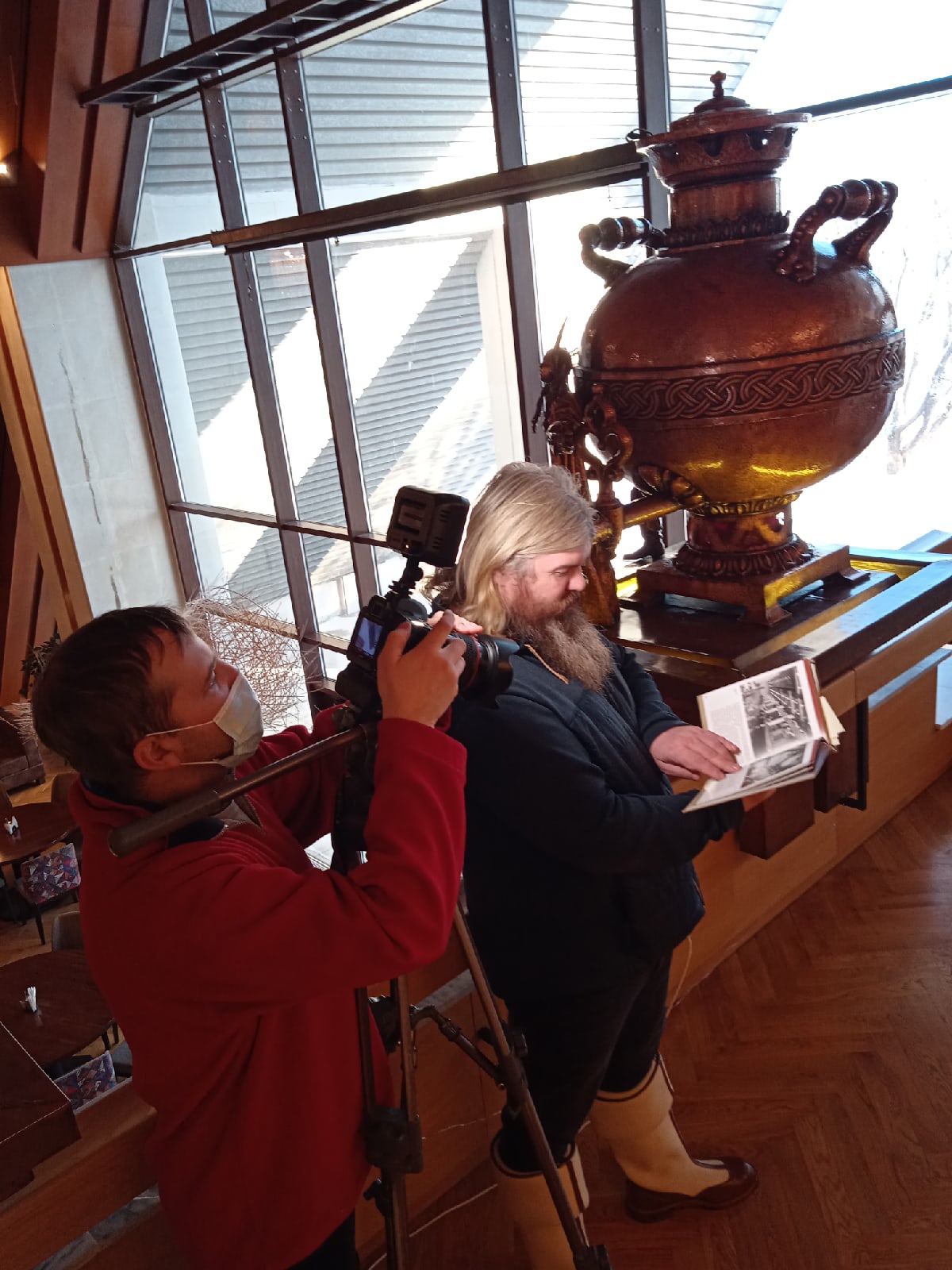 За первые дни нового года видео блогера из Владимира собрало более 50 тысяч просмотров в соцсетях, тысячи лайков и комментариев. Первый выпуск своего блога «Из точки в точку» Дарья Ермолина посвятила истории крупнейшего туристического объекта времен СССР и съемкам фильма «Чародеи», которые проходили на его территории.