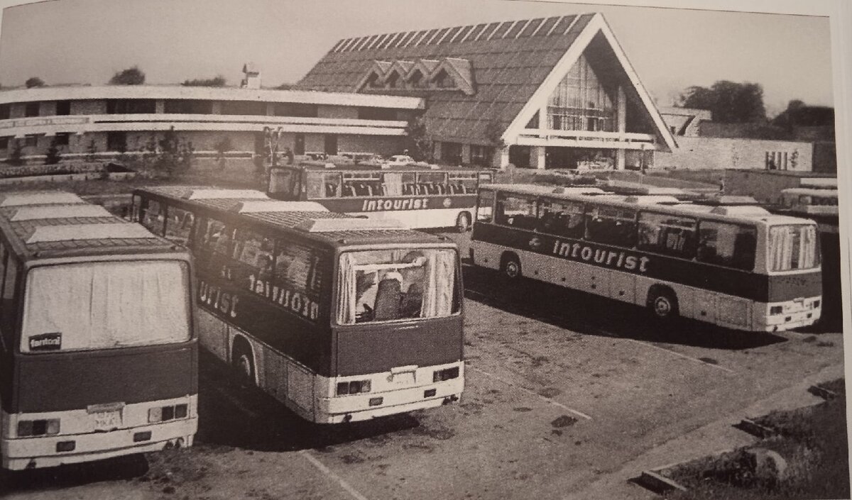 За первые дни нового года видео блогера из Владимира собрало более 50 тысяч просмотров в соцсетях, тысячи лайков и комментариев. Первый выпуск своего блога «Из точки в точку» Дарья Ермолина посвятила истории крупнейшего туристического объекта времен СССР и съемкам фильма «Чародеи», которые проходили на его территории.