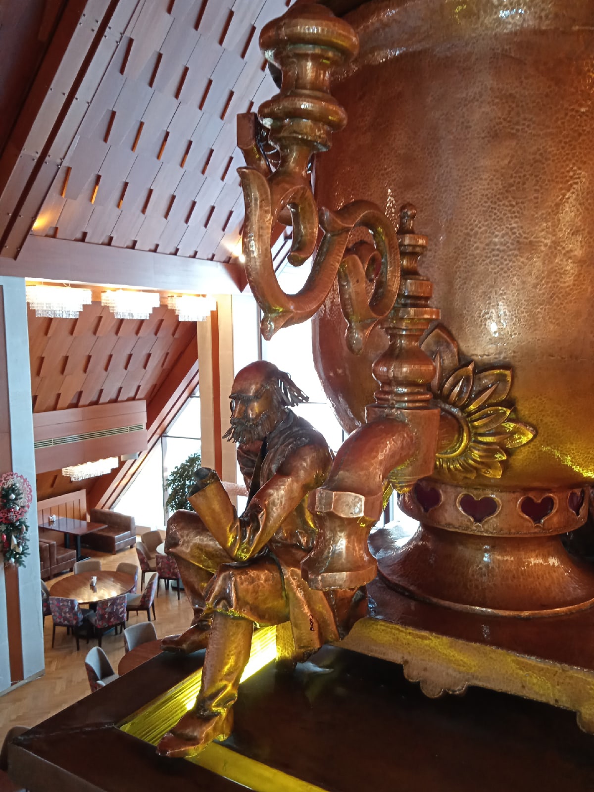 За первые дни нового года видео блогера из Владимира собрало более 50 тысяч просмотров в соцсетях, тысячи лайков и комментариев. Первый выпуск своего блога «Из точки в точку» Дарья Ермолина посвятила истории крупнейшего туристического объекта времен СССР и съемкам фильма «Чародеи», которые проходили на его территории.