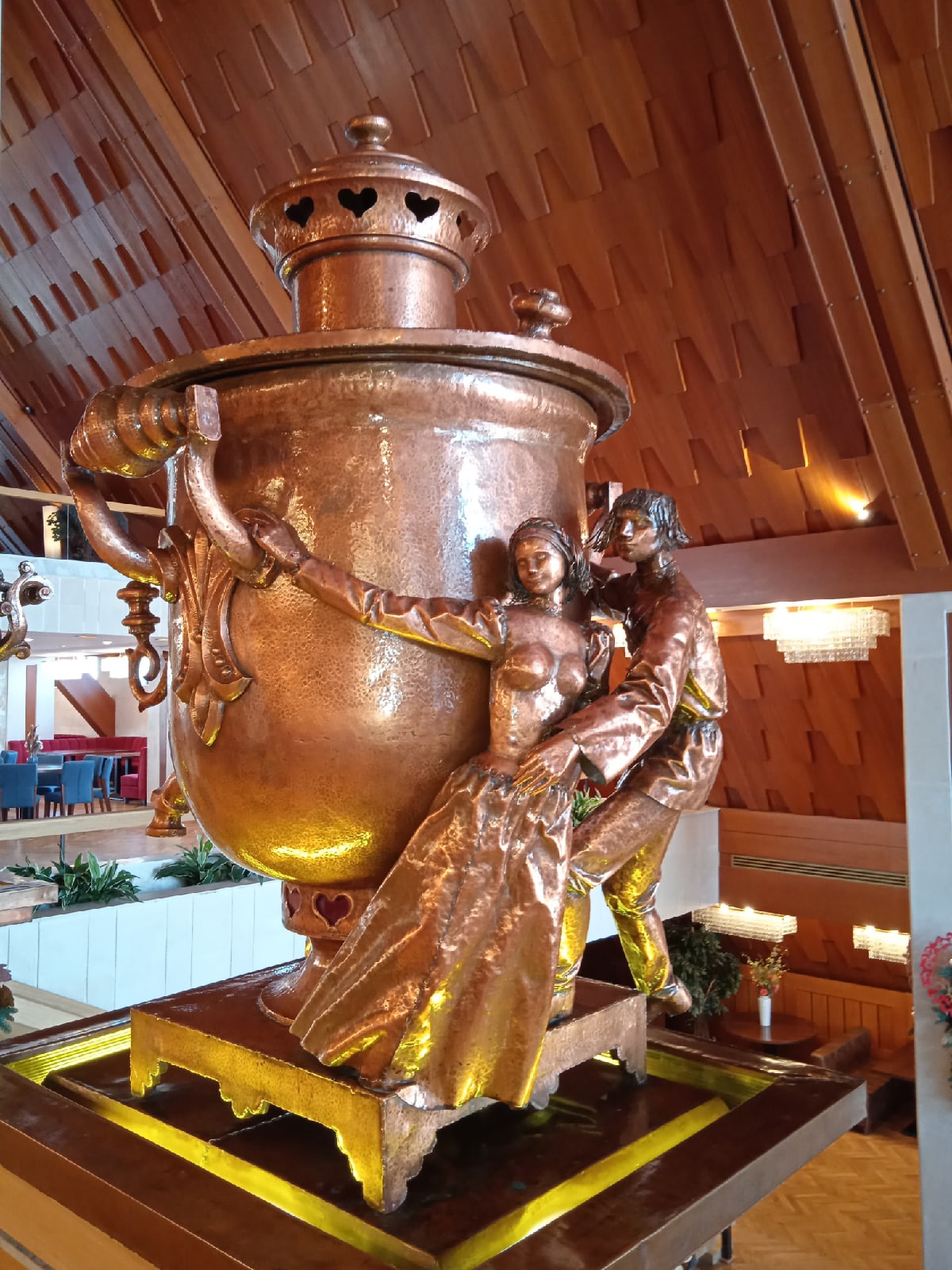 За первые дни нового года видео блогера из Владимира собрало более 50 тысяч просмотров в соцсетях, тысячи лайков и комментариев. Первый выпуск своего блога «Из точки в точку» Дарья Ермолина посвятила истории крупнейшего туристического объекта времен СССР и съемкам фильма «Чародеи», которые проходили на его территории.