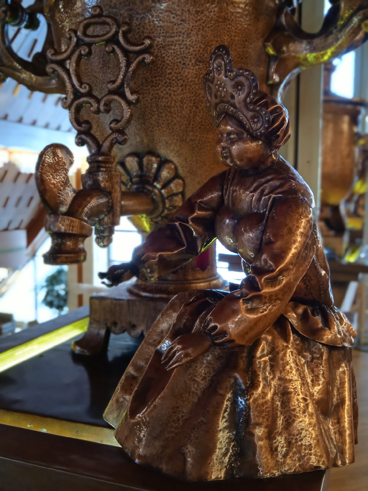 За первые дни нового года видео блогера из Владимира собрало более 50 тысяч просмотров в соцсетях, тысячи лайков и комментариев. Первый выпуск своего блога «Из точки в точку» Дарья Ермолина посвятила истории крупнейшего туристического объекта времен СССР и съемкам фильма «Чародеи», которые проходили на его территории.