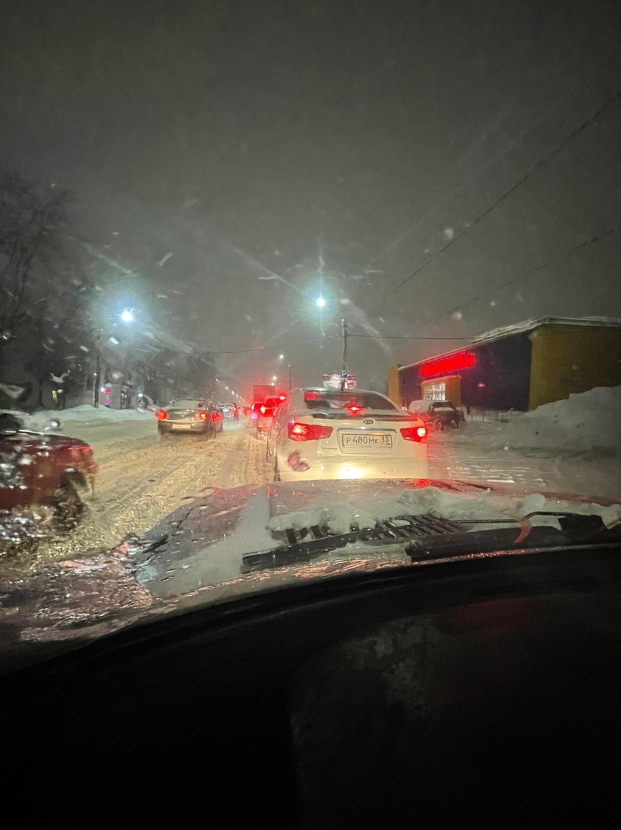 Из-за непогоды Владимир встал в пробках. Перебои наблюдаются и с движением общественного транспорта. Как люди добираются на работу?