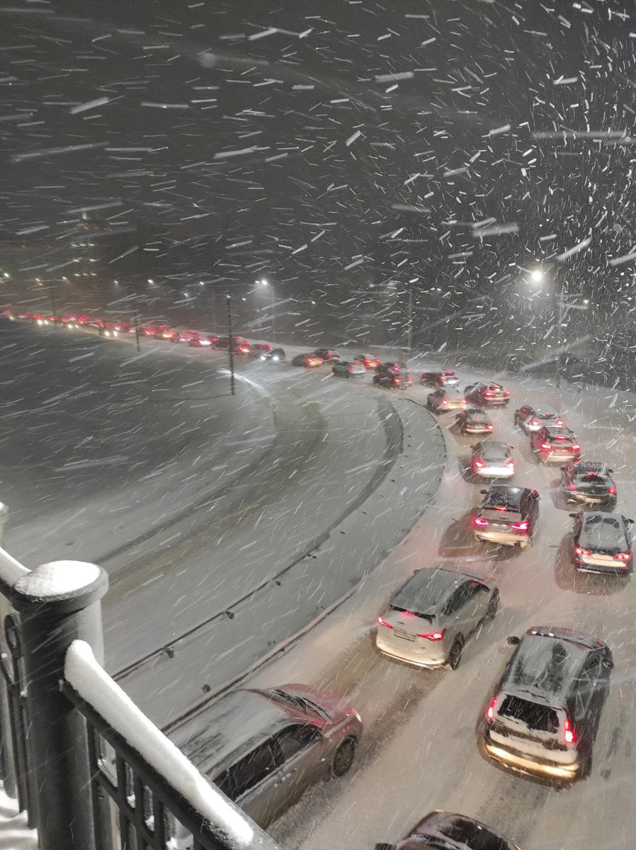 Из-за непогоды Владимир встал в пробках. Перебои наблюдаются и с движением общественного транспорта. Как люди добираются на работу?