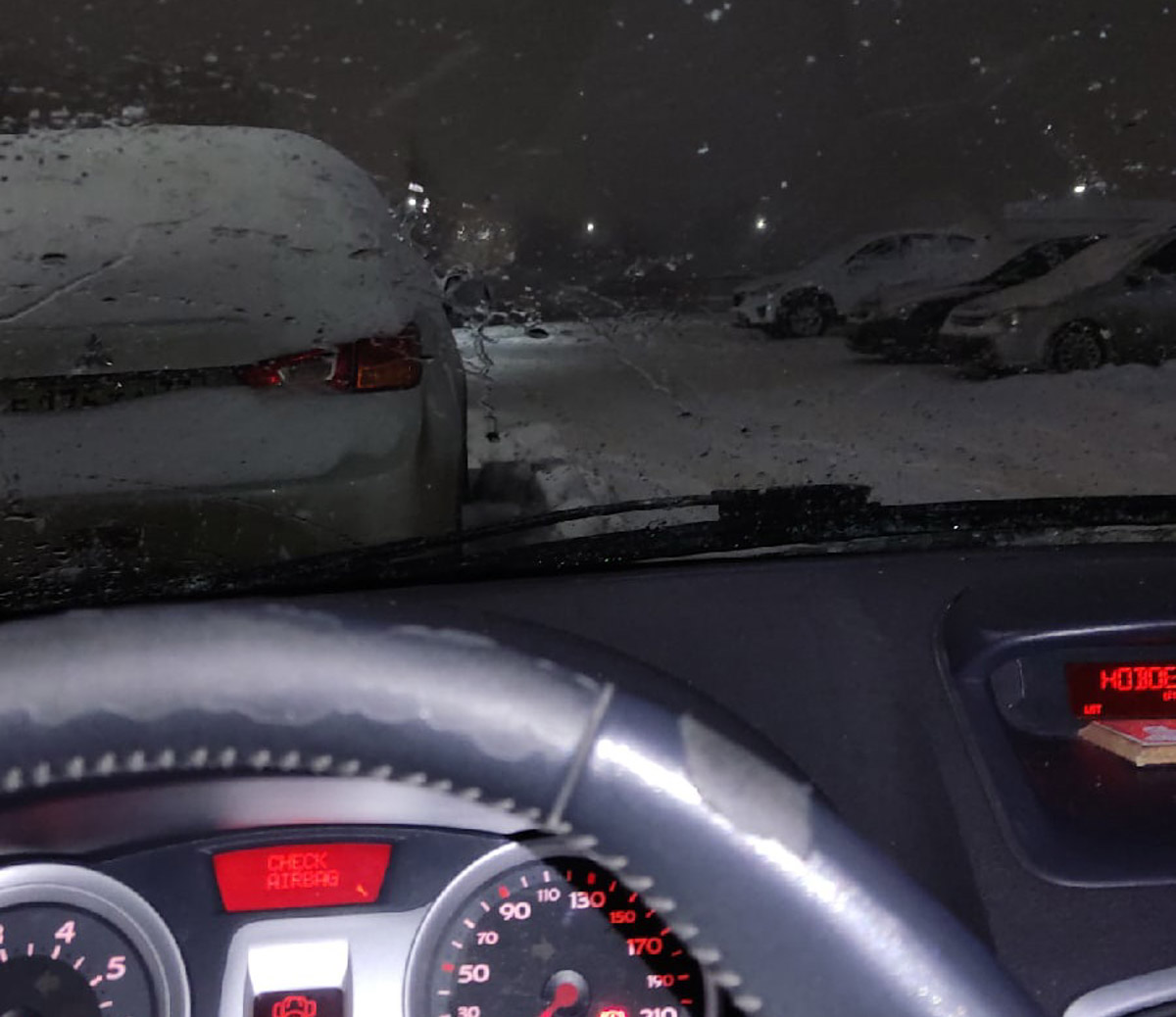 Из-за непогоды Владимир встал в пробках. Перебои наблюдаются и с движением общественного транспорта. Как люди добираются на работу?