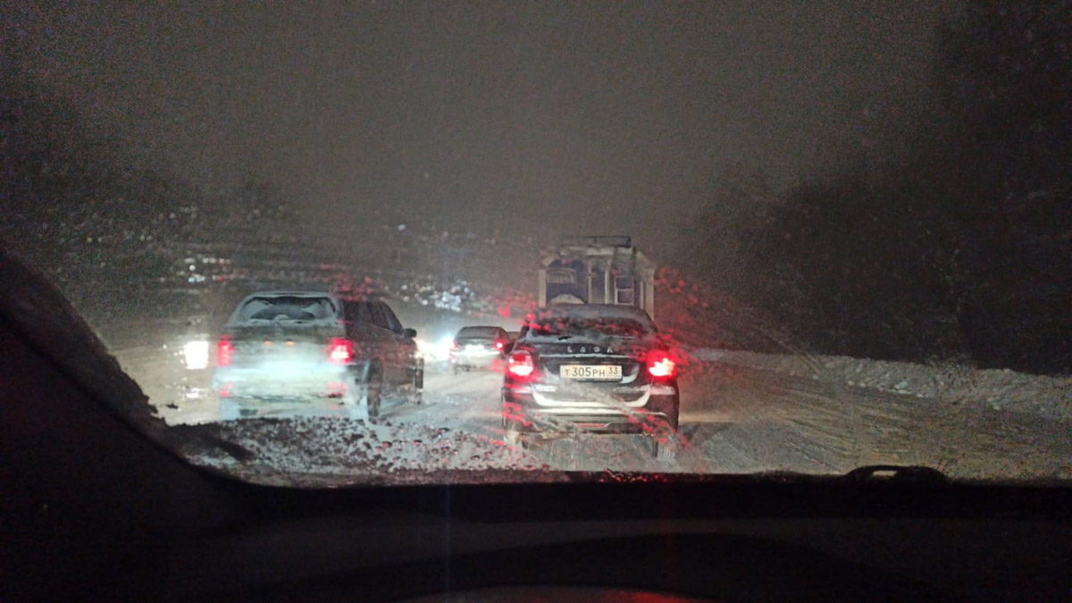 Из-за непогоды Владимир встал в пробках. Перебои наблюдаются и с движением общественного транспорта. Как люди добираются на работу?