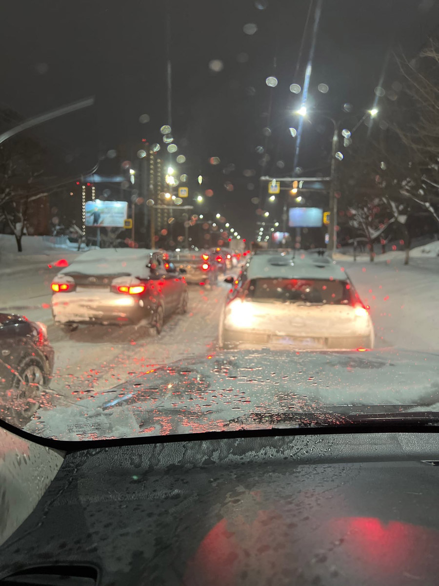 Из-за непогоды Владимир встал в пробках. Перебои наблюдаются и с движением общественного транспорта. Как люди добираются на работу?