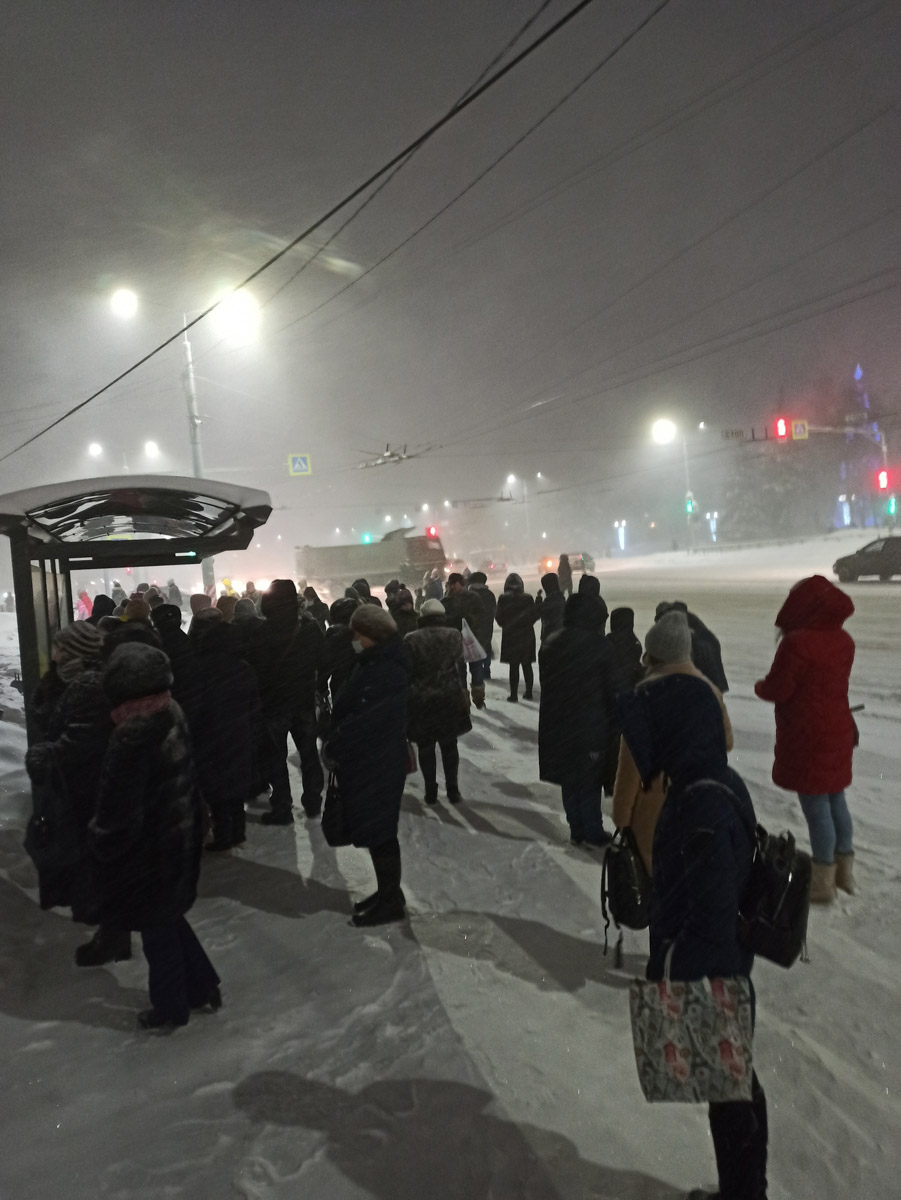 Из-за непогоды Владимир встал в пробках. Перебои наблюдаются и с движением общественного транспорта. Как люди добираются на работу?