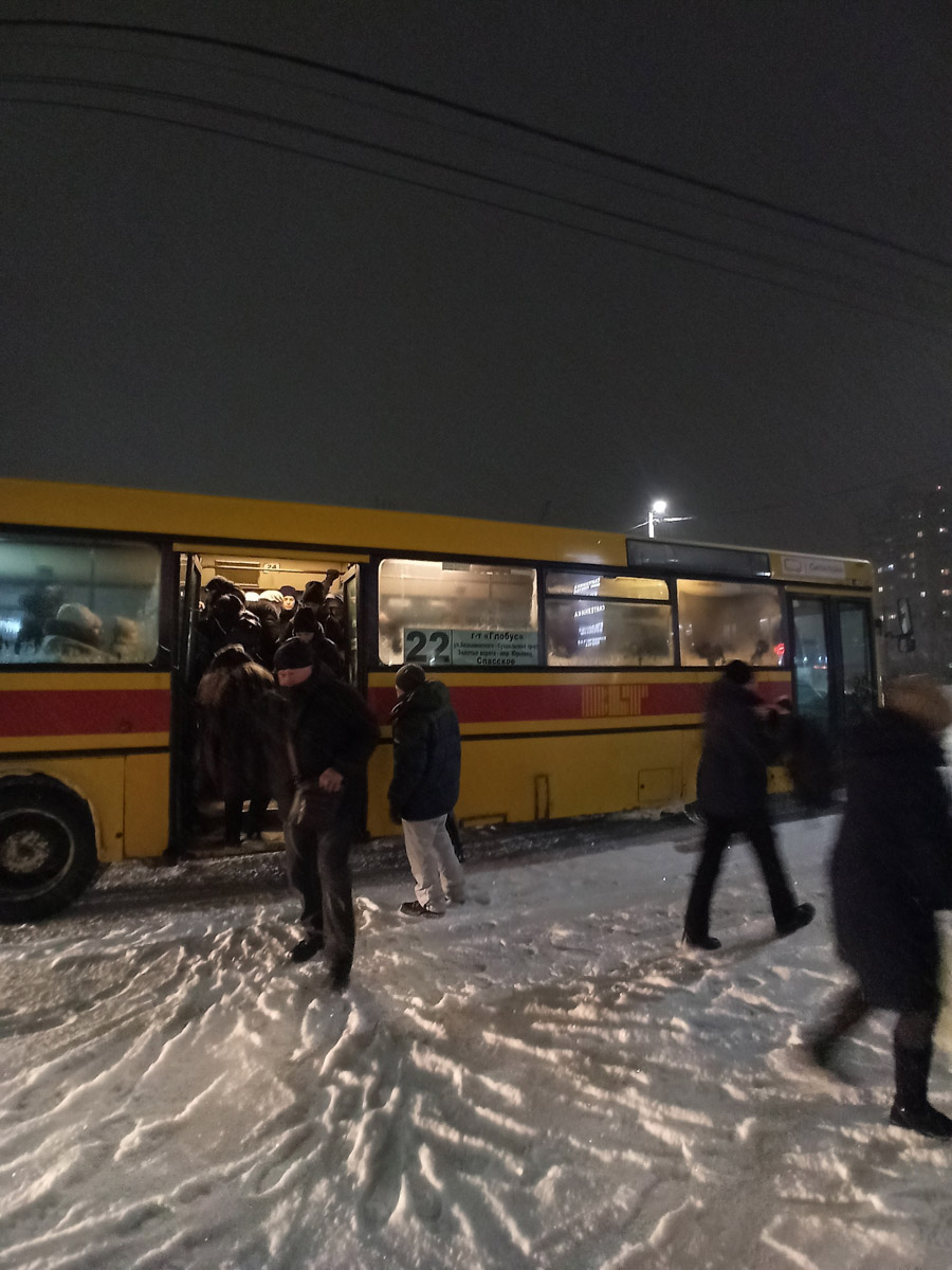 Из-за непогоды Владимир встал в пробках. Перебои наблюдаются и с движением общественного транспорта. Как люди добираются на работу?