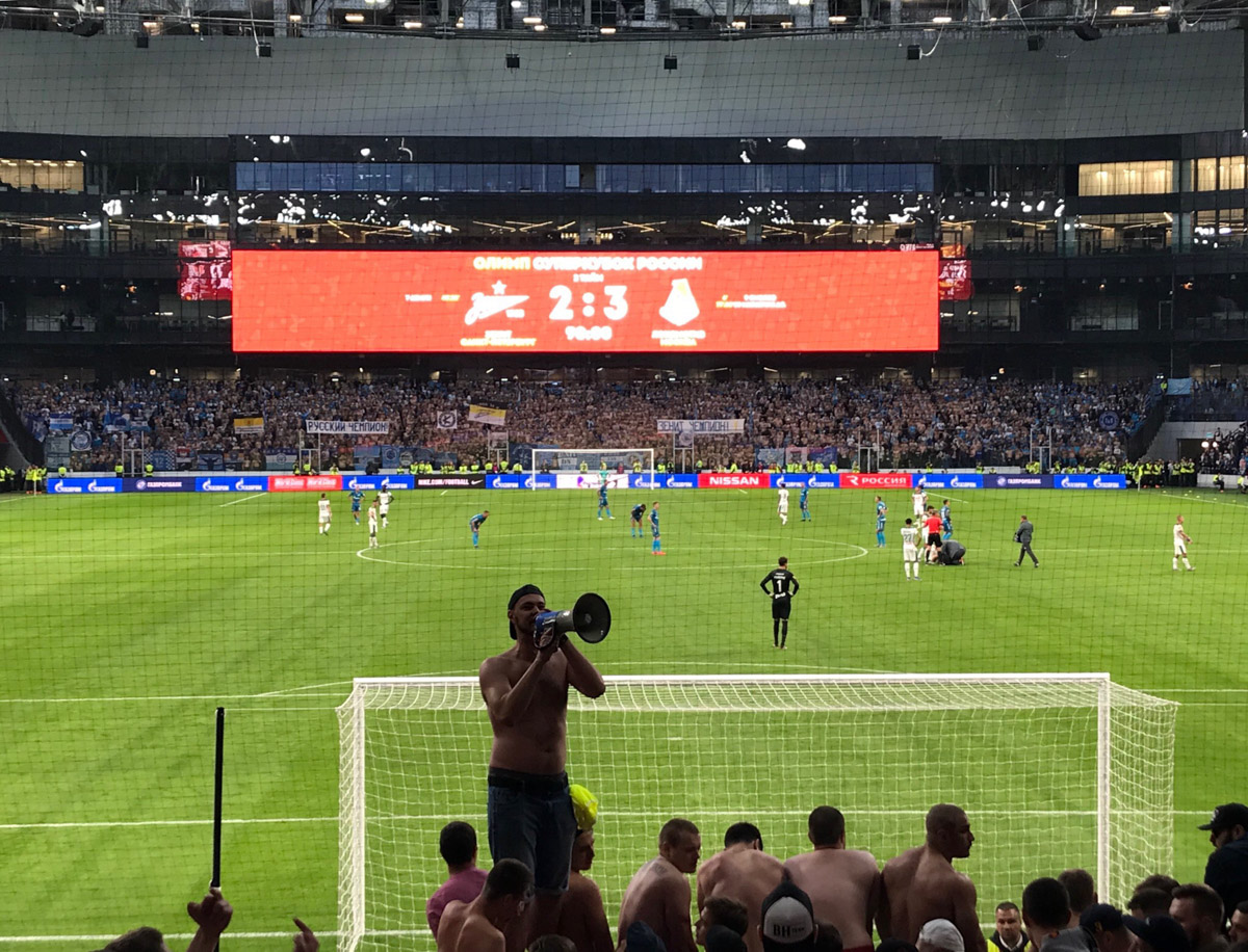 Владимирский фанат «Локомотива» не пропускает практически ни одной игры любимой команды. «Ключ-Медиа» узнал, как ему удается совмещать работу и выезды, в том числе за рубеж. И что нужно делать, чтобы выбранный клуб побеждал.