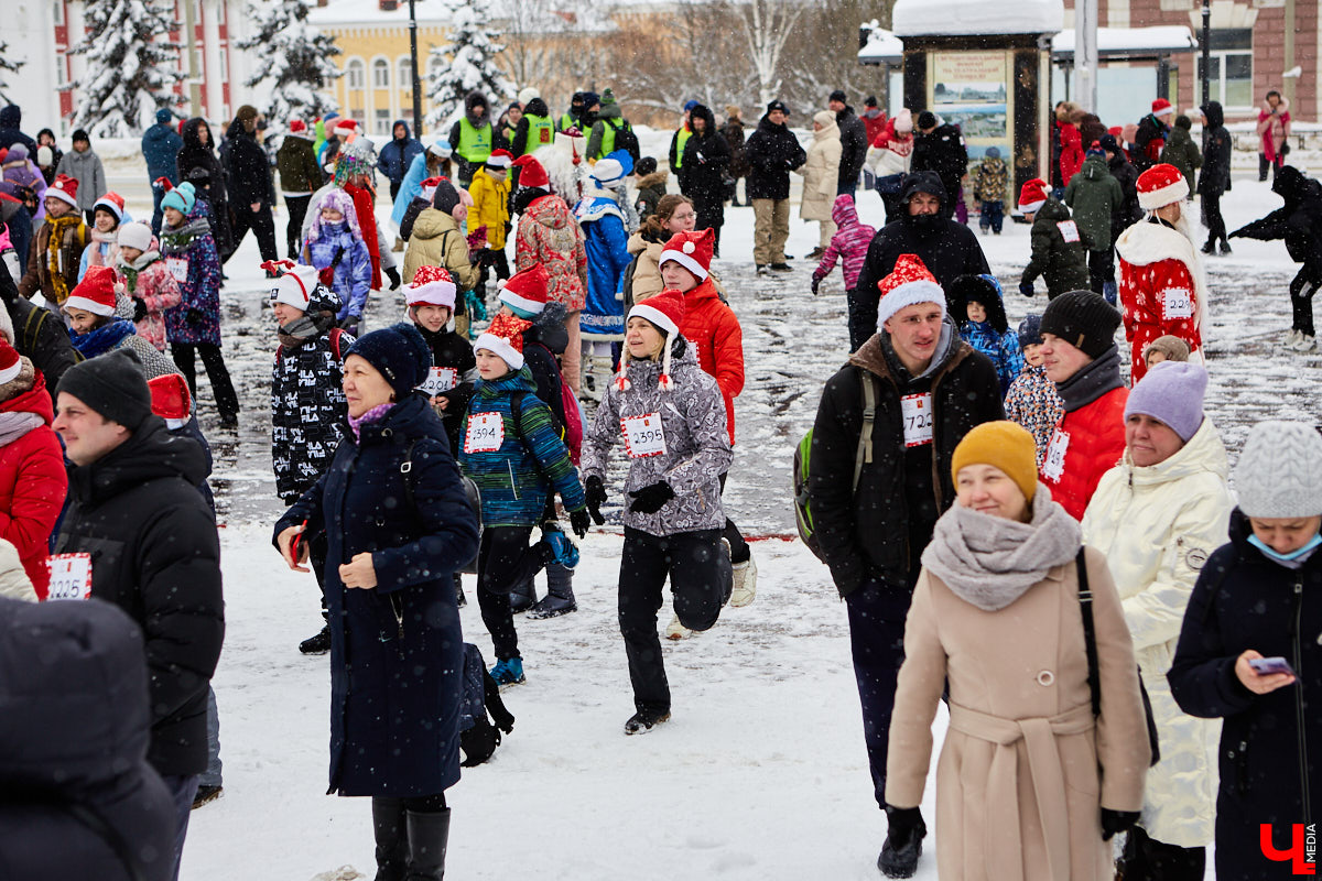 Для того чтобы 11-й забег Дедов Морозов и Снегурочек удался на славу, в минувшую субботу были все условия: множество желающих, яркие (а порой и необычные) костюмы и хорошее настроение! Даже легкий снег не стал помехой.