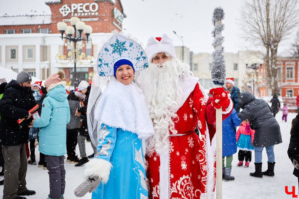 Для того чтобы 11-й забег Дедов Морозов и Снегурочек удался на славу, в минувшую субботу были все условия: множество желающих, яркие (а порой и необычные) костюмы и хорошее настроение! Даже легкий снег не стал помехой.