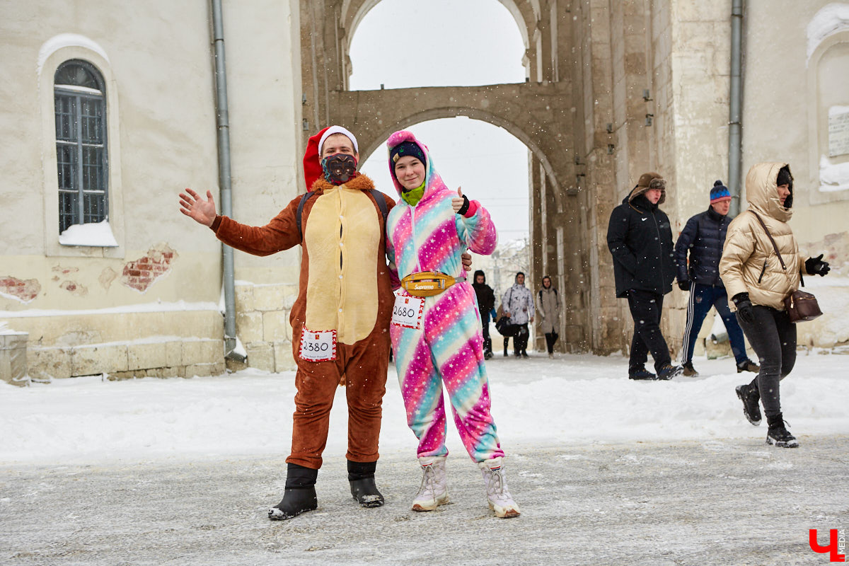 Для того чтобы 11-й забег Дедов Морозов и Снегурочек удался на славу, в минувшую субботу были все условия: множество желающих, яркие (а порой и необычные) костюмы и хорошее настроение! Даже легкий снег не стал помехой.