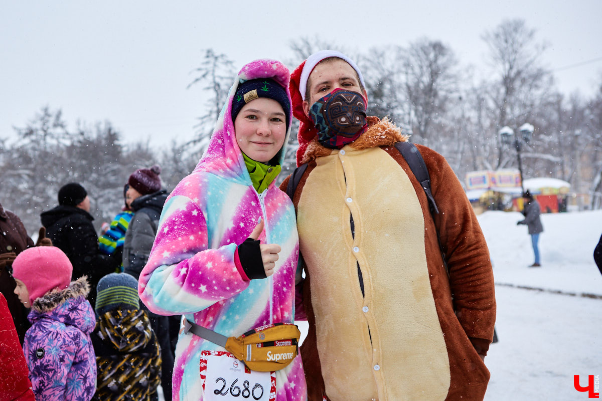 Для того чтобы 11-й забег Дедов Морозов и Снегурочек удался на славу, в минувшую субботу были все условия: множество желающих, яркие (а порой и необычные) костюмы и хорошее настроение! Даже легкий снег не стал помехой.