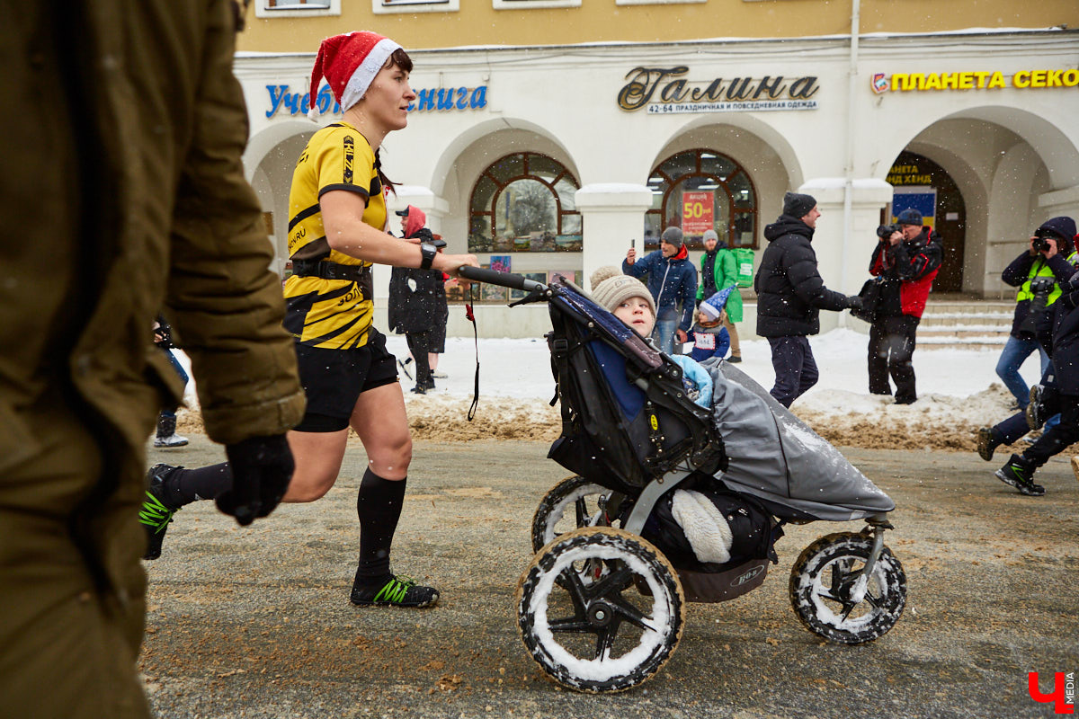 Для того чтобы 11-й забег Дедов Морозов и Снегурочек удался на славу, в минувшую субботу были все условия: множество желающих, яркие (а порой и необычные) костюмы и хорошее настроение! Даже легкий снег не стал помехой.
