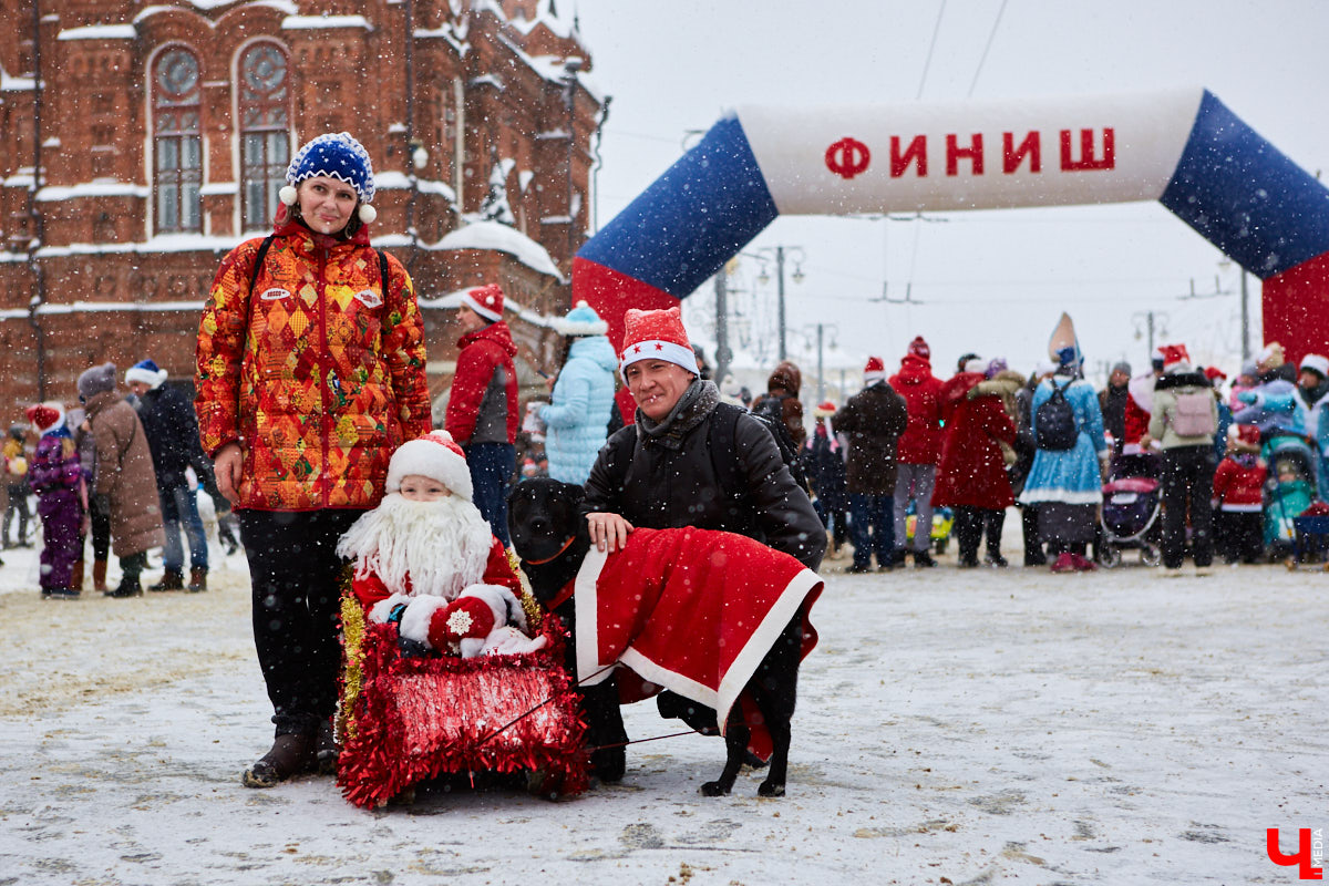 Для того чтобы 11-й забег Дедов Морозов и Снегурочек удался на славу, в минувшую субботу были все условия: множество желающих, яркие (а порой и необычные) костюмы и хорошее настроение! Даже легкий снег не стал помехой.