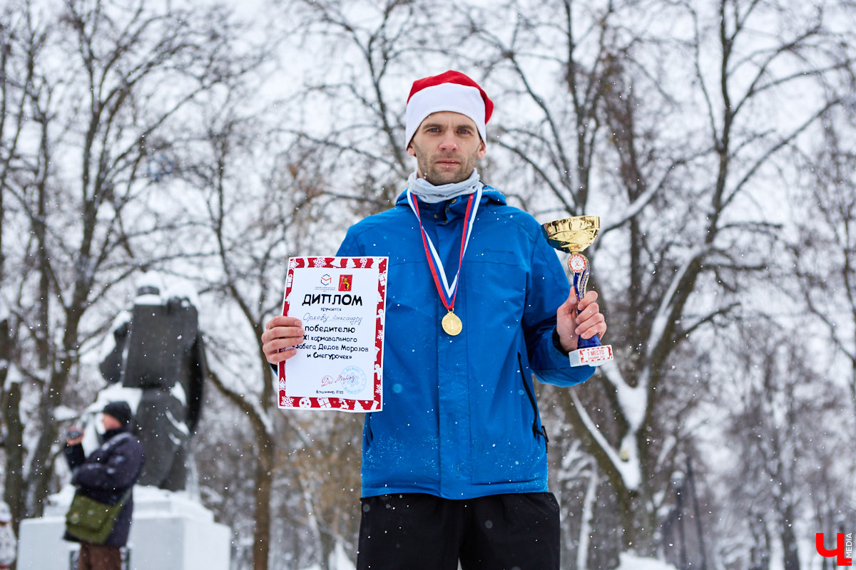 Для того чтобы 11-й забег Дедов Морозов и Снегурочек удался на славу, в минувшую субботу были все условия: множество желающих, яркие (а порой и необычные) костюмы и хорошее настроение! Даже легкий снег не стал помехой.