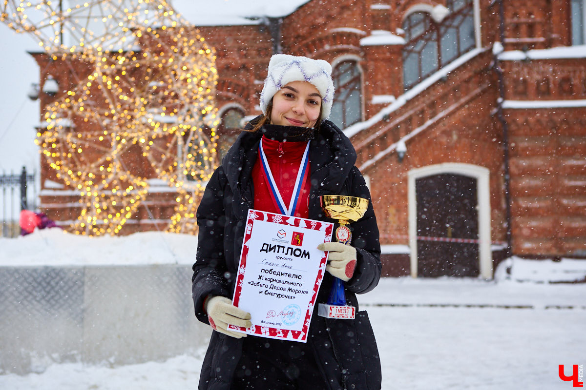 Для того чтобы 11-й забег Дедов Морозов и Снегурочек удался на славу, в минувшую субботу были все условия: множество желающих, яркие (а порой и необычные) костюмы и хорошее настроение! Даже легкий снег не стал помехой.