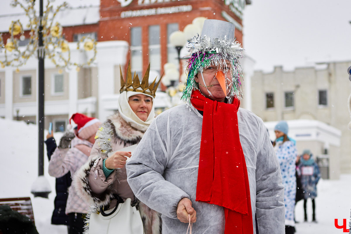 Для того чтобы 11-й забег Дедов Морозов и Снегурочек удался на славу, в минувшую субботу были все условия: множество желающих, яркие (а порой и необычные) костюмы и хорошее настроение! Даже легкий снег не стал помехой.