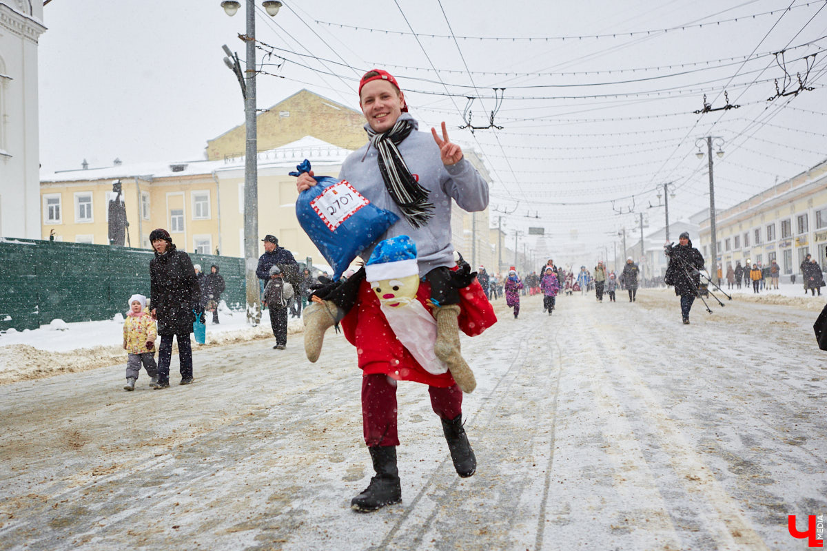 Для того чтобы 11-й забег Дедов Морозов и Снегурочек удался на славу, в минувшую субботу были все условия: множество желающих, яркие (а порой и необычные) костюмы и хорошее настроение! Даже легкий снег не стал помехой.