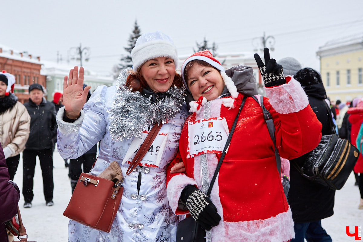 Для того чтобы 11-й забег Дедов Морозов и Снегурочек удался на славу, в минувшую субботу были все условия: множество желающих, яркие (а порой и необычные) костюмы и хорошее настроение! Даже легкий снег не стал помехой.