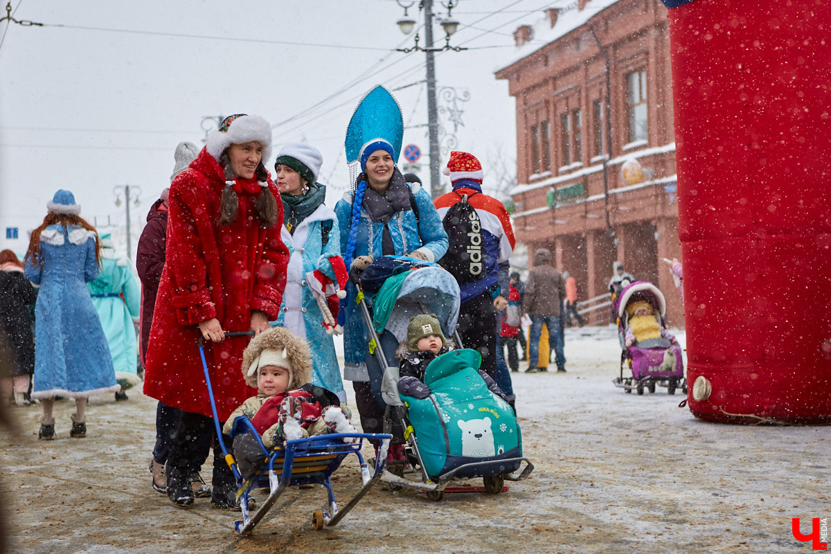 Для того чтобы 11-й забег Дедов Морозов и Снегурочек удался на славу, в минувшую субботу были все условия: множество желающих, яркие (а порой и необычные) костюмы и хорошее настроение! Даже легкий снег не стал помехой.