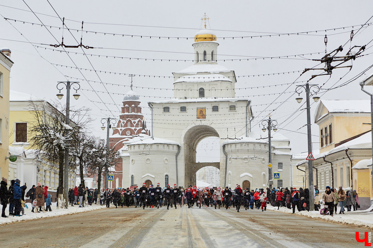 Для того чтобы 11-й забег Дедов Морозов и Снегурочек удался на славу, в минувшую субботу были все условия: множество желающих, яркие (а порой и необычные) костюмы и хорошее настроение! Даже легкий снег не стал помехой.