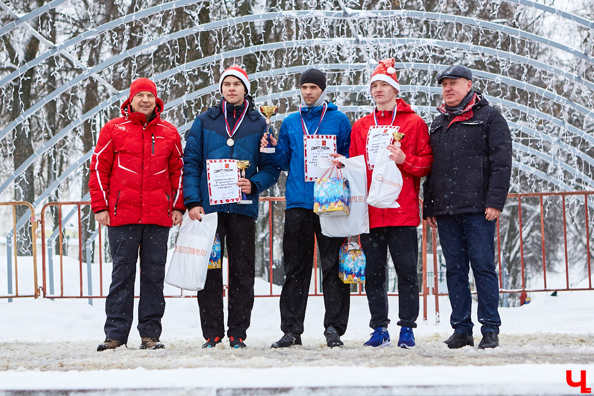 Для того чтобы 11-й забег Дедов Морозов и Снегурочек удался на славу, в минувшую субботу были все условия: множество желающих, яркие (а порой и необычные) костюмы и хорошее настроение! Даже легкий снег не стал помехой.