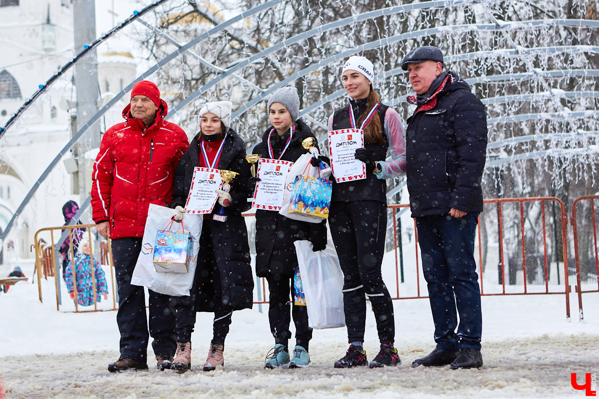 Для того чтобы 11-й забег Дедов Морозов и Снегурочек удался на славу, в минувшую субботу были все условия: множество желающих, яркие (а порой и необычные) костюмы и хорошее настроение! Даже легкий снег не стал помехой.
