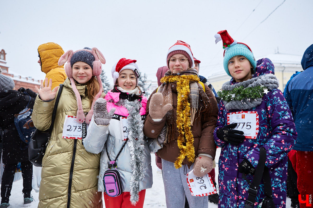 Для того чтобы 11-й забег Дедов Морозов и Снегурочек удался на славу, в минувшую субботу были все условия: множество желающих, яркие (а порой и необычные) костюмы и хорошее настроение! Даже легкий снег не стал помехой.