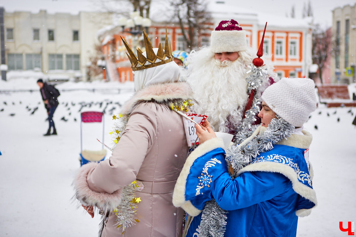 Для того чтобы 11-й забег Дедов Морозов и Снегурочек удался на славу, в минувшую субботу были все условия: множество желающих, яркие (а порой и необычные) костюмы и хорошее настроение! Даже легкий снег не стал помехой.