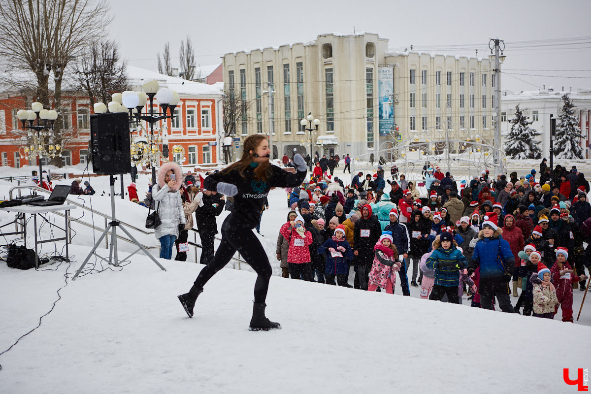 Для того чтобы 11-й забег Дедов Морозов и Снегурочек удался на славу, в минувшую субботу были все условия: множество желающих, яркие (а порой и необычные) костюмы и хорошее настроение! Даже легкий снег не стал помехой.