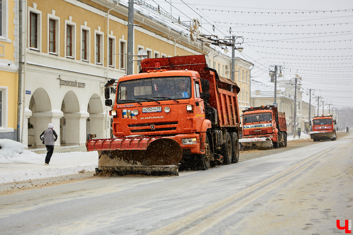 Для того чтобы 11-й забег Дедов Морозов и Снегурочек удался на славу, в минувшую субботу были все условия: множество желающих, яркие (а порой и необычные) костюмы и хорошее настроение! Даже легкий снег не стал помехой.