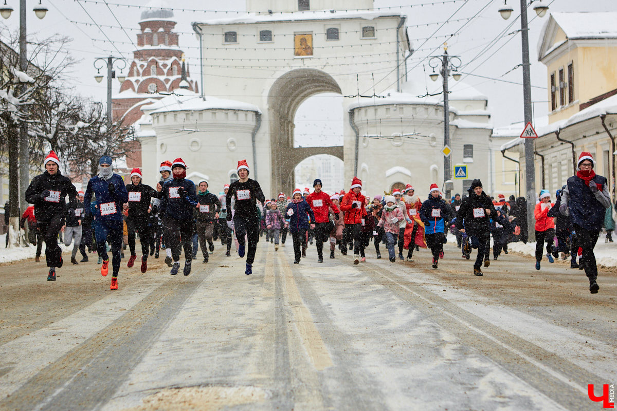 Для того чтобы 11-й забег Дедов Морозов и Снегурочек удался на славу, в минувшую субботу были все условия: множество желающих, яркие (а порой и необычные) костюмы и хорошее настроение! Даже легкий снег не стал помехой.