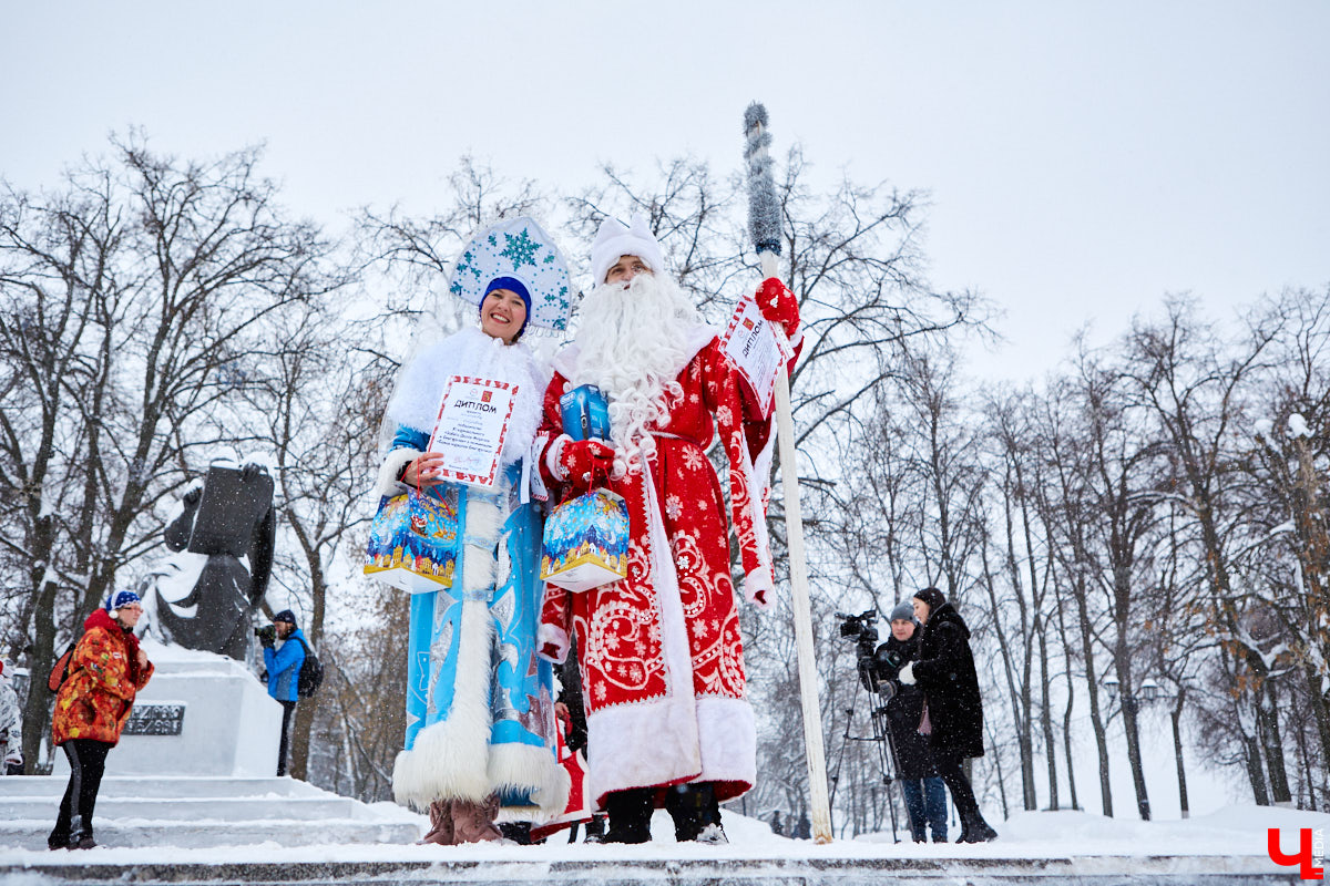 Для того чтобы 11-й забег Дедов Морозов и Снегурочек удался на славу, в минувшую субботу были все условия: множество желающих, яркие (а порой и необычные) костюмы и хорошее настроение! Даже легкий снег не стал помехой.