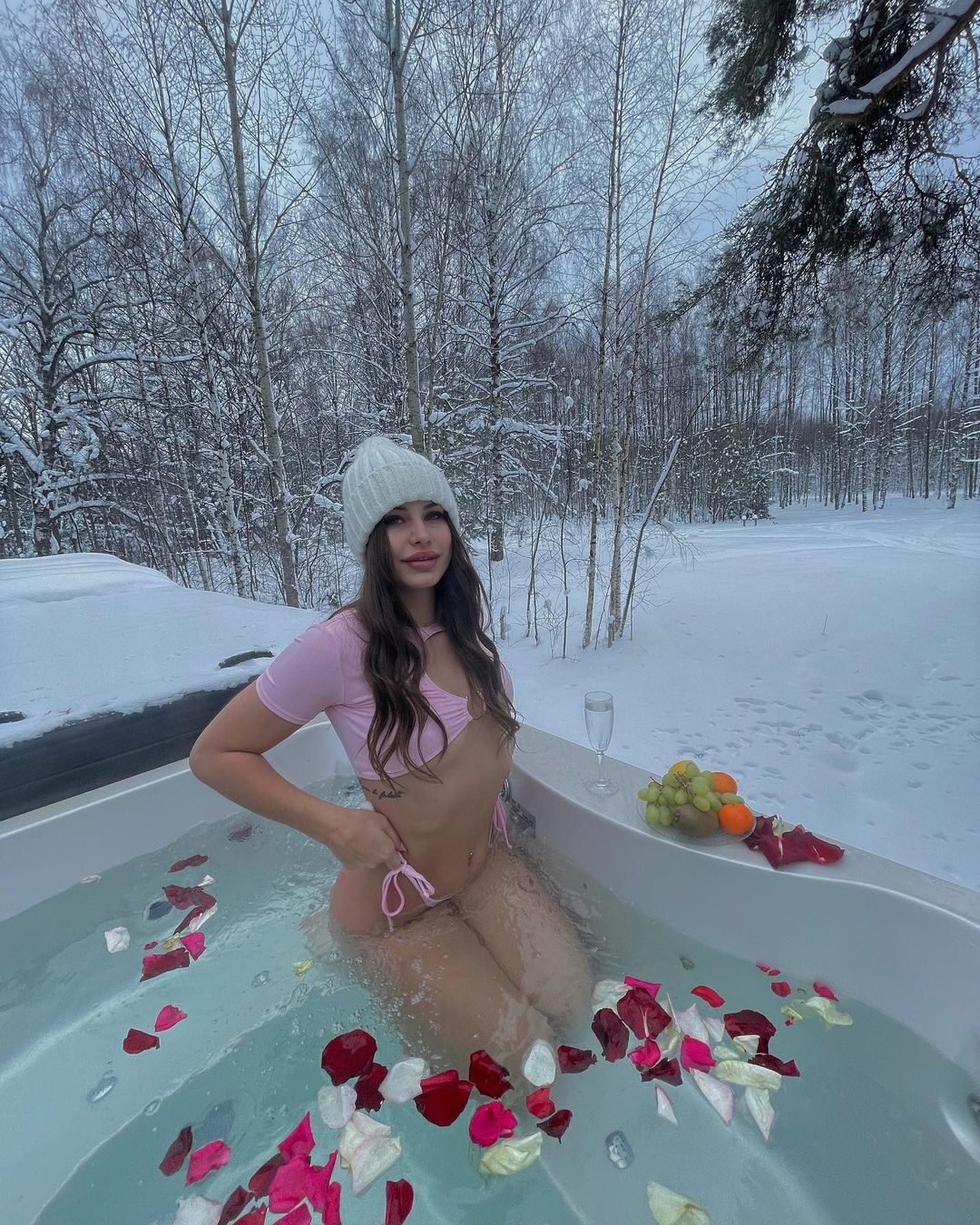 Уже несколько дней, как город охватила настоящая снежная стихия. Большинство жалуется, что из-за километровых сугробов им сложно добираться до работы и магазина, гулять с собакой. Кто-то ищет в этом только негатив, а кто-то с кайфом наслаждается зимней сказкой.