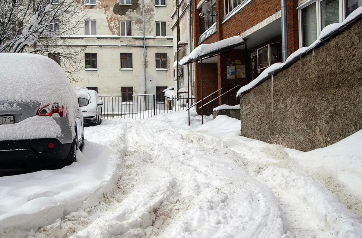 Уже несколько дней, как город охватила настоящая снежная стихия. Большинство жалуется, что из-за километровых сугробов им сложно добираться до работы и магазина, гулять с собакой. Кто-то ищет в этом только негатив, а кто-то с кайфом наслаждается зимней сказкой.