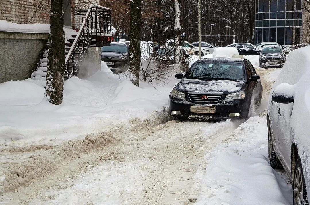 Уже несколько дней, как город охватила настоящая снежная стихия. Большинство жалуется, что из-за километровых сугробов им сложно добираться до работы и магазина, гулять с собакой. Кто-то ищет в этом только негатив, а кто-то с кайфом наслаждается зимней сказкой.
