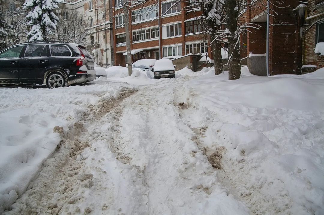 Уже несколько дней, как город охватила настоящая снежная стихия. Большинство жалуется, что из-за километровых сугробов им сложно добираться до работы и магазина, гулять с собакой. Кто-то ищет в этом только негатив, а кто-то с кайфом наслаждается зимней сказкой.