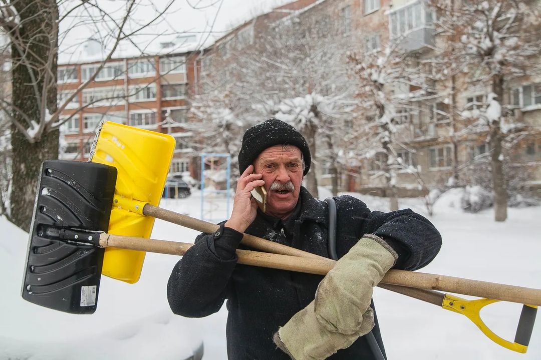 Уже несколько дней, как город охватила настоящая снежная стихия. Большинство жалуется, что из-за километровых сугробов им сложно добираться до работы и магазина, гулять с собакой. Кто-то ищет в этом только негатив, а кто-то с кайфом наслаждается зимней сказкой.