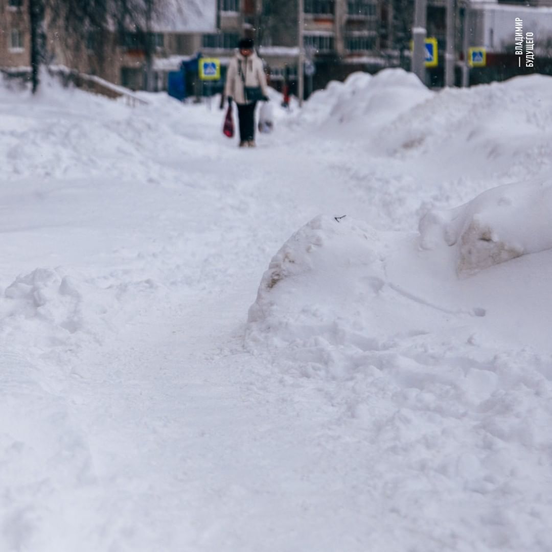 Уже несколько дней, как город охватила настоящая снежная стихия. Большинство жалуется, что из-за километровых сугробов им сложно добираться до работы и магазина, гулять с собакой. Кто-то ищет в этом только негатив, а кто-то с кайфом наслаждается зимней сказкой.