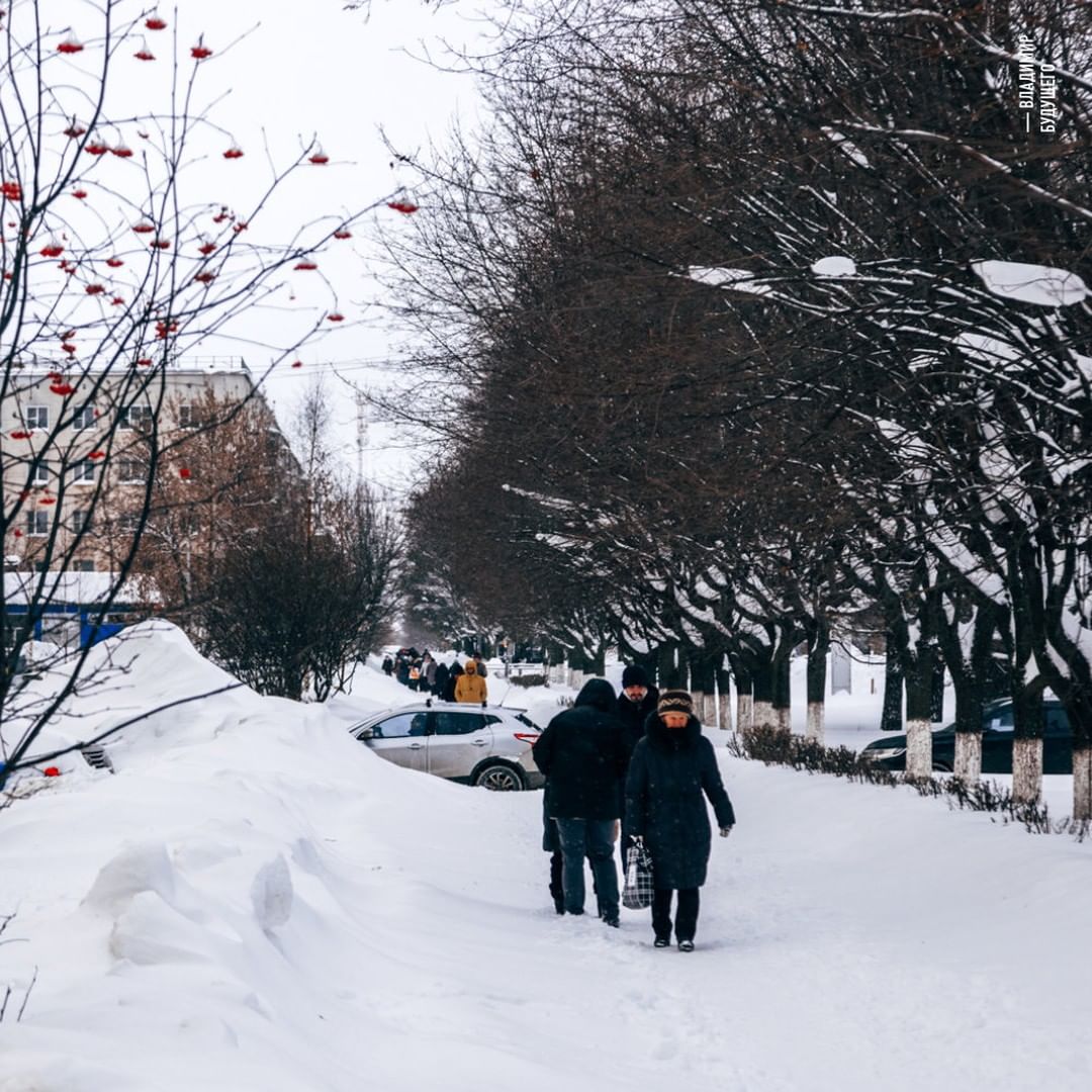 Уже несколько дней, как город охватила настоящая снежная стихия. Большинство жалуется, что из-за километровых сугробов им сложно добираться до работы и магазина, гулять с собакой. Кто-то ищет в этом только негатив, а кто-то с кайфом наслаждается зимней сказкой.