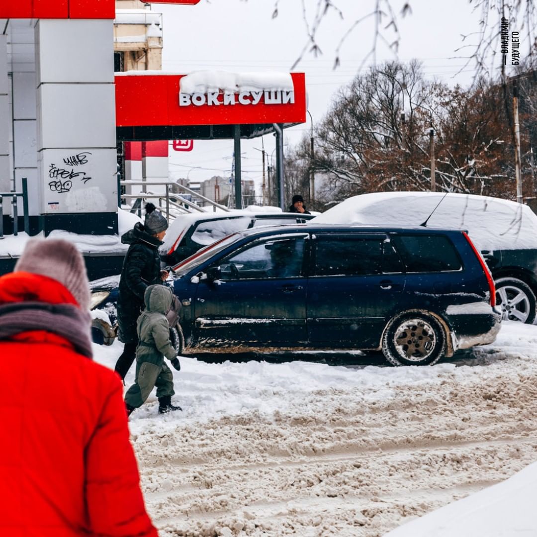 Уже несколько дней, как город охватила настоящая снежная стихия. Большинство жалуется, что из-за километровых сугробов им сложно добираться до работы и магазина, гулять с собакой. Кто-то ищет в этом только негатив, а кто-то с кайфом наслаждается зимней сказкой.